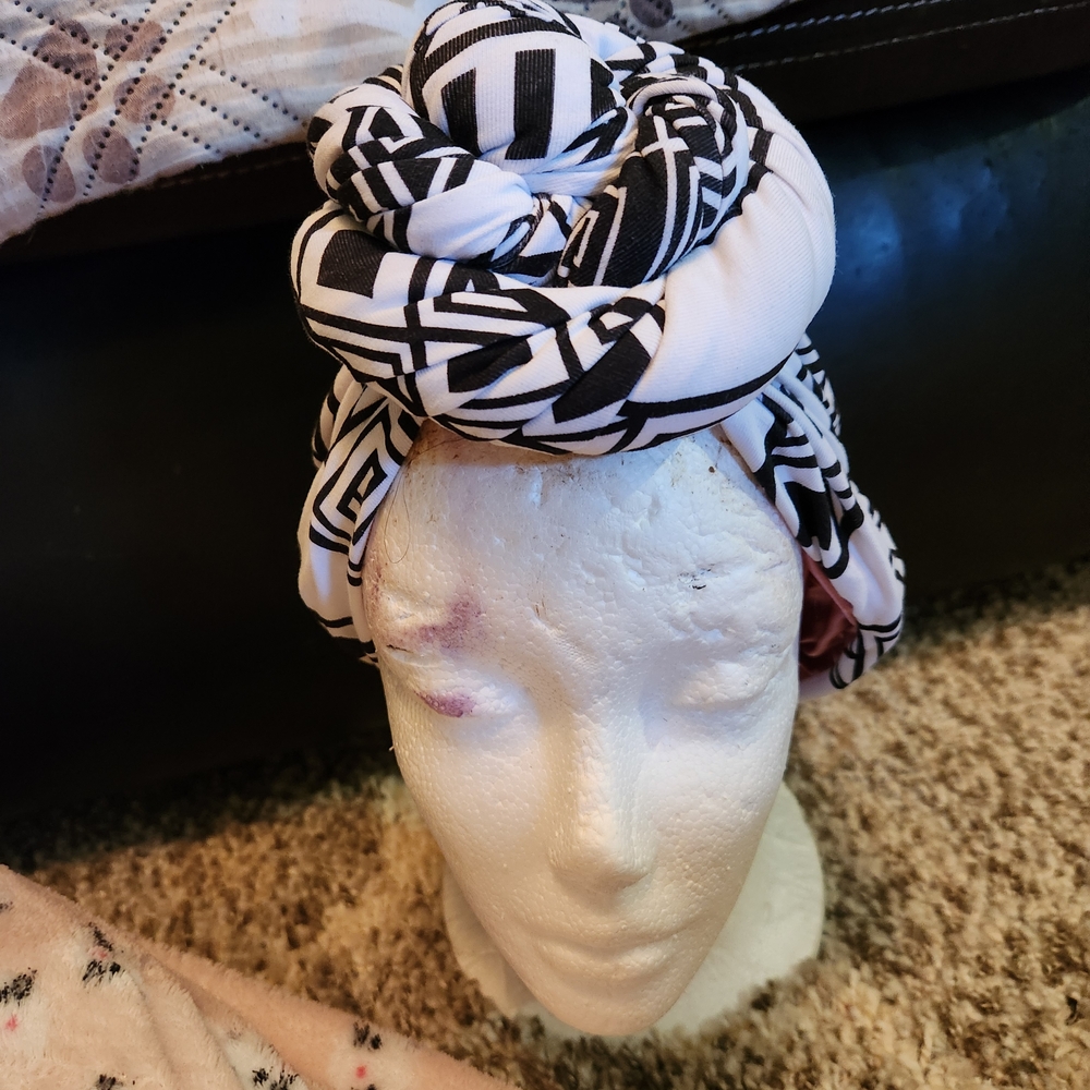 New M/L Black and White Geometric Headwrap